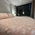 City Apartment With Sky Tower View