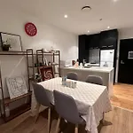 City Apartment With Sky Tower View