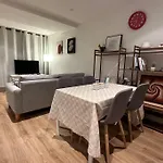 City Apartment With Sky Tower View