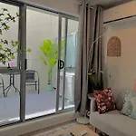 Stunning 3 Bd - 2 Bth City Apt - Pool & Carpark