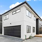 Bright & Spacious Budget Friendly Rooms In West Auckland Perfect For Solo Or Couple Travellers