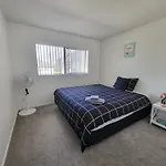 Bright & Spacious Budget Friendly Rooms In West Auckland Perfect For Solo Or Couple Travellers