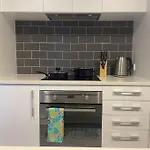 Stylish City Apt, Prime Location