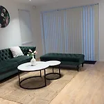 Stylish New & Cosy 3-Bedroom Retreat In Auckland - Perfect For Your Next Getaway!