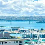 Gorgeous Seaview 2 Bedroom Apartment In Auckland Cbd