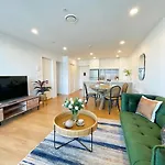 Designed Penthouse 2Bed & 2Bath With Skytower View On Queen St