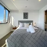 Designed Penthouse 2Bed & 2Bath With Skytower View On Queen St