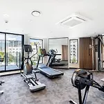 Modern Comfy Studio Nearby Skytower - Pool Gym Sauna