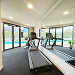 Tree-Lined Parkside Holiday Studio With Pool & Gym