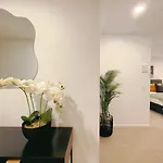 Tree-Lined Parkside Holiday Studio With Pool & Gym