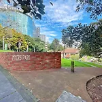 Parkside Air-Con Studio On Queen St - Pool & Gym