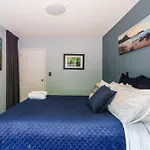 Auckland City Escape Modern Home With Spa Pool