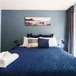 Auckland City Escape Modern Home With Spa Pool