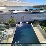 Orakei Grandeur Mansion With Sea Views & Pool
