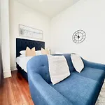 Comfort Studio Getaway With Pool And Gym