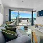 Le Mirage- Stylish, Central Apartment With Pools, Sauna, More
