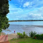 Tindalls Hideaway - 200 Steps To Beach