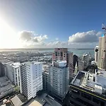 Apartment In Auckland City In Front Of Sky Tower