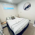 Apartment In Auckland City In Front Of Sky Tower