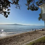 Studio Stay Narrow Neck Beach