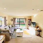 Sunny Room In West Auckland - Shared Bathroom