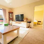 Sunny Room In West Auckland - Shared Bathroom