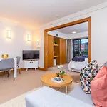 Stylish Central City Apartment With Pool And Gym