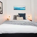 Anzac North Loft - 4 Bedrooms & 2 Free Car Parks