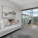 Qv Deluxe Waterfront Apartment - 799