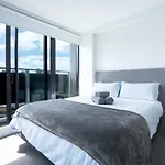 Apartment With Brilliant Views In Auckland Cbd