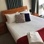 Tidy Studio Queens Resid With Balcony