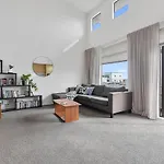 Roomy High-Ceiling Loft Apartment - Free Parking!