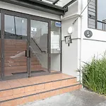 Roomy High-Ceiling Loft Apartment - Free Parking!
