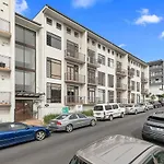 Roomy High-Ceiling Loft Apartment - Free Parking!