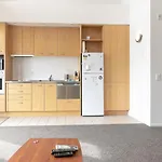 Roomy High-Ceiling Loft Apartment - Free Parking!