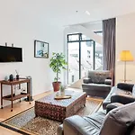 1Br City Apartment W/ Free Parking For 2 Cars