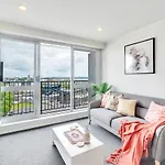 Cityscape Charm Apt W Parking, Views, Pool & Gym