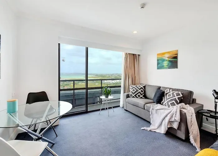 Skyline Sojourn Studio With Parking And Sea Views