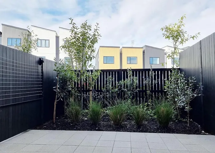 Huntington Townhouse With Patio And Parking