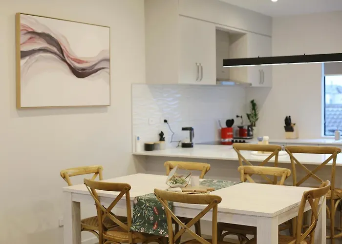 Cozy And Comfortable, Sunny Three-Storey Building