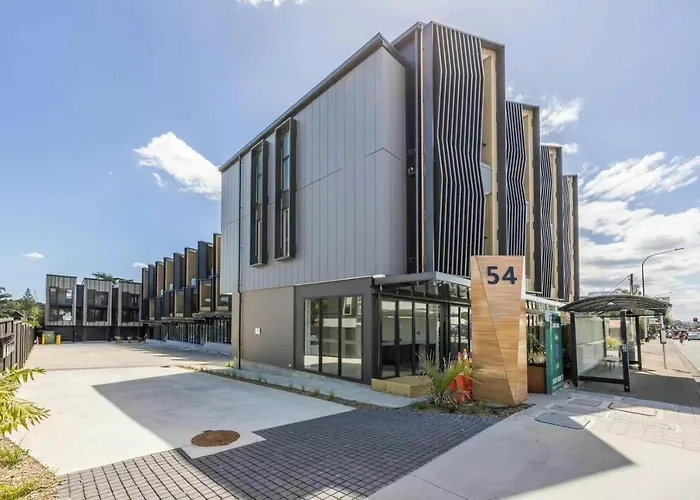 New Modern Townhouse In The Heart Of Takapuna