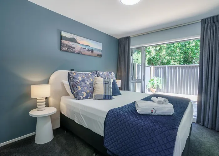 Auckland City Escape Modern Home With Spa Pool