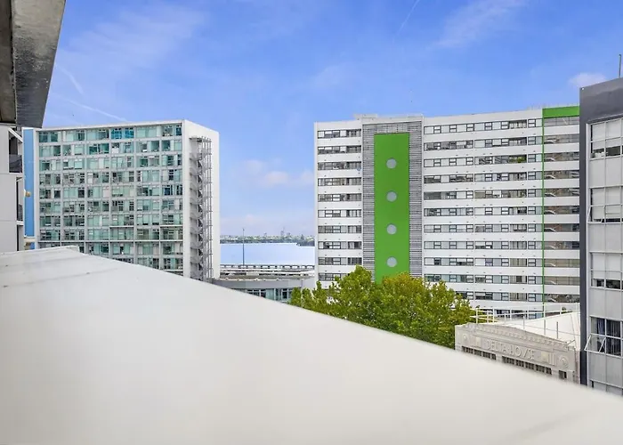 Bright & Modern Auckland Cbd Apartment