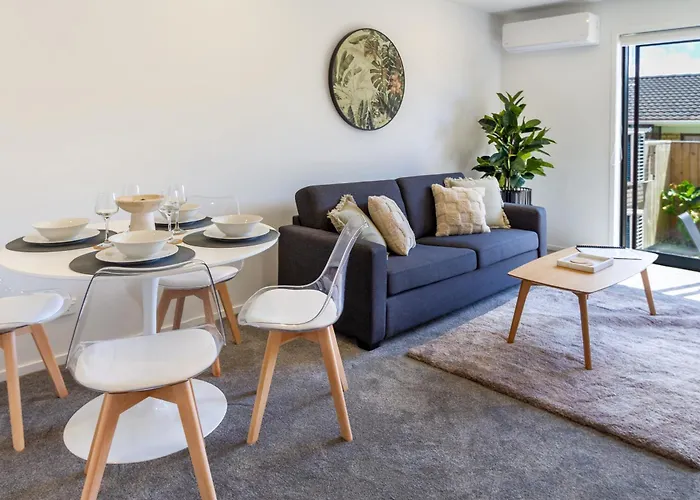 West Auckland Retreat 2Br Sleeps 4