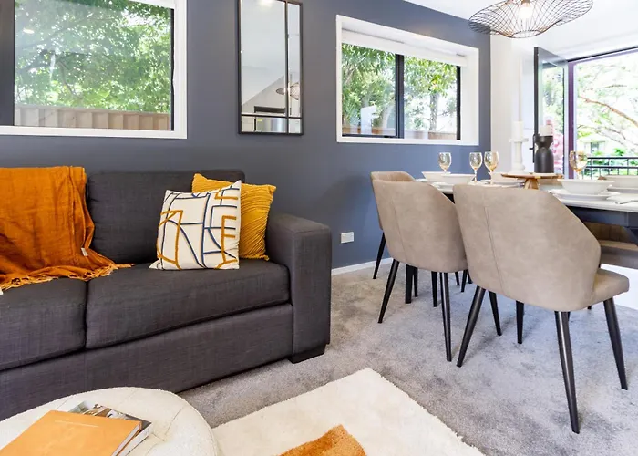 Modern Hideaway: 2-Bed Townhouse