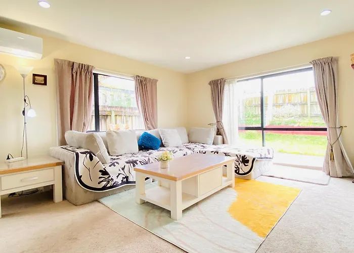 Sunny Room In West Auckland