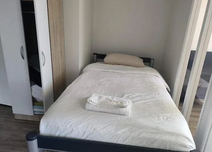 9 Beds Including 3 Double Beds, 4 Single Beds, 2 Sofa Bed, Suite 1, 37 Totara Avenue, New Lynn