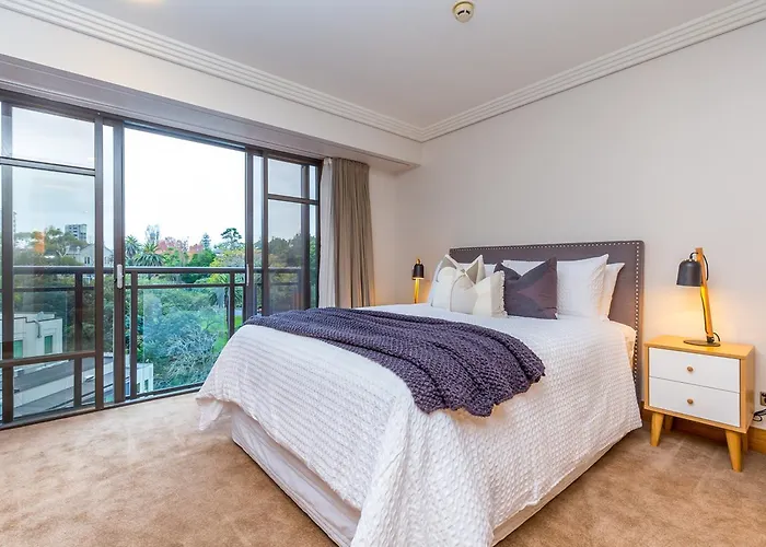 Stylish Central City Apartment With Pool And Gym