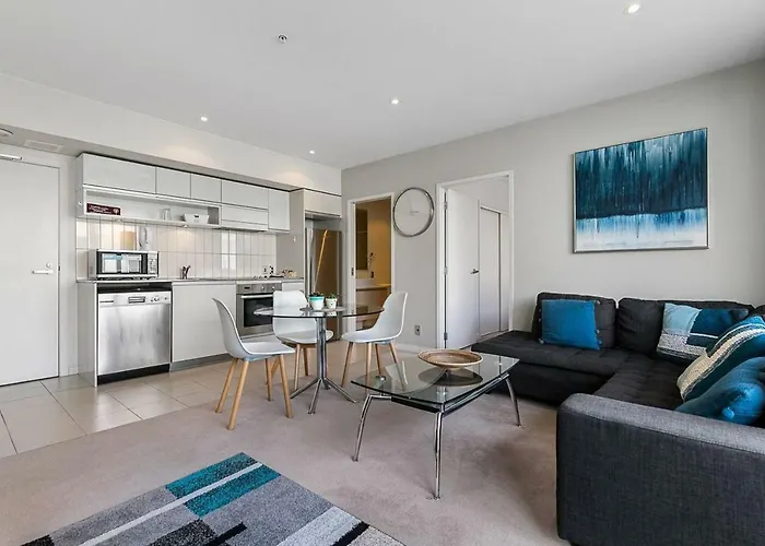 Two Bedroom Apartment - Pool, Gym & Free Parking!