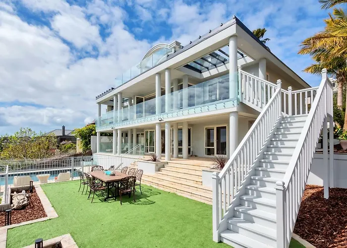 Orakei Grandeur Mansion With Sea Views & Pool